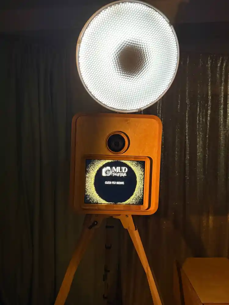 MUD PhotoBooth in legno realizzato in compensato di betulla